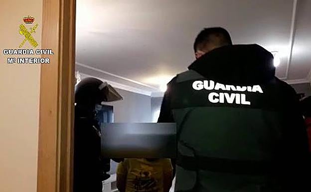 Instante de la detención, practicada por agentes de la Guardia Civil y de la Policía Nacional. 