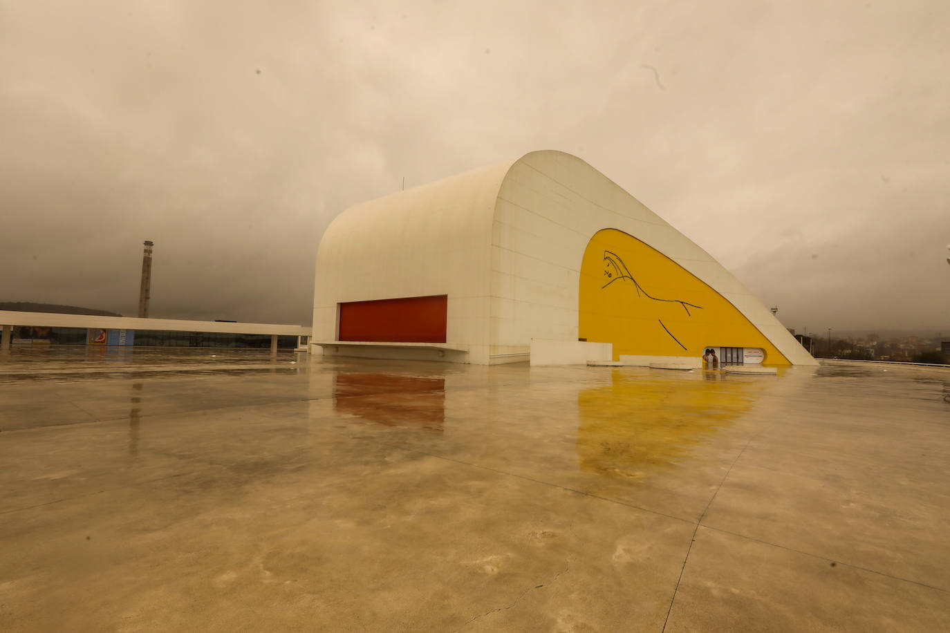 La nube de polvo sahariano continúa tiñendo de naranja los cielos de la región, a pesar la lluvia caída en las últimas horas que no ha servido para hacer remitir la calima.