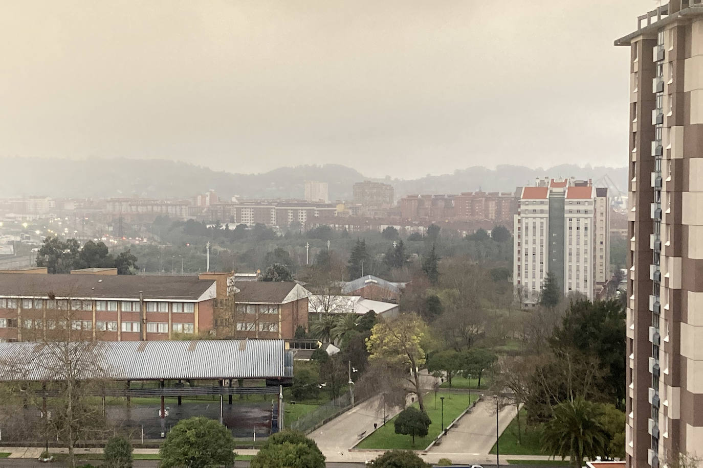 La nube de polvo sahariano continúa tiñendo de naranja los cielos de la región, a pesar la lluvia caída en las últimas horas que no ha servido para hacer remitir la calima.