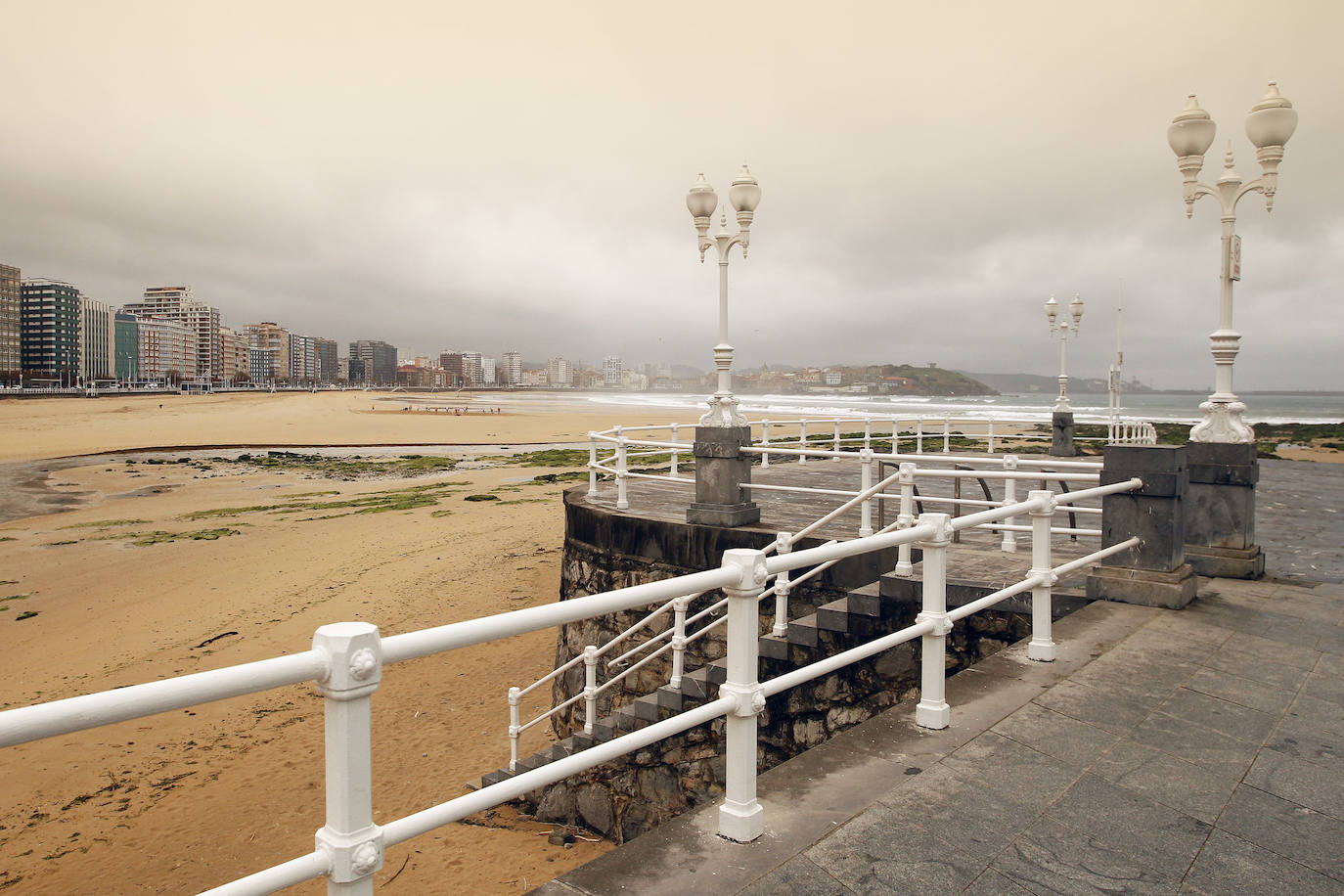 La nube de polvo sahariano continúa tiñendo de naranja los cielos de la región, a pesar la lluvia caída en las últimas horas que no ha servido para hacer remitir la calima.