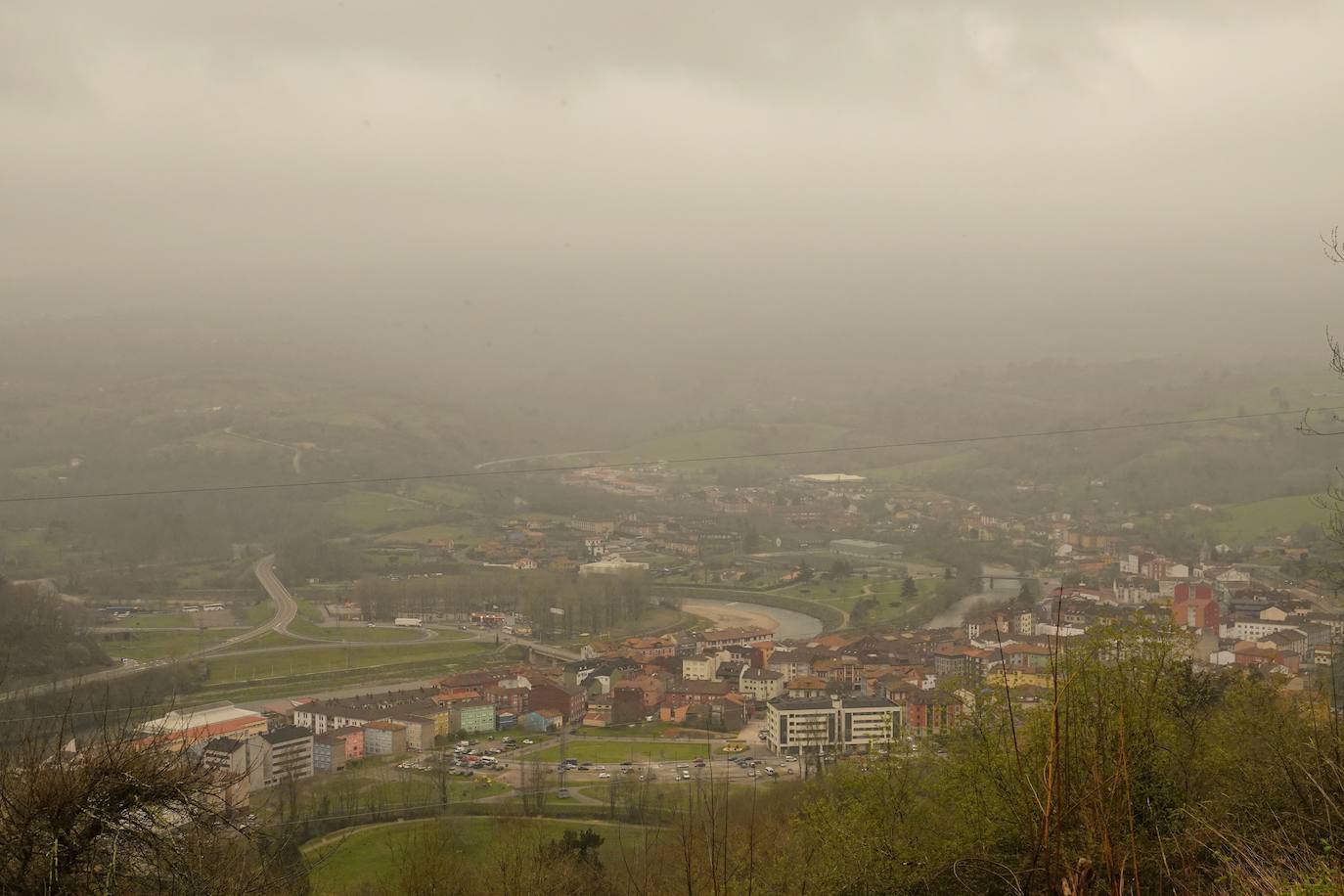 La nube de polvo sahariano continúa tiñendo de naranja los cielos de la región, a pesar la lluvia caída en las últimas horas que no ha servido para hacer remitir la calima.