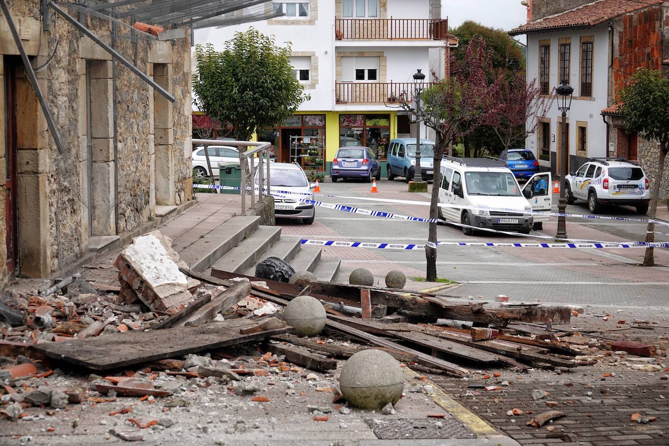 El derrumbe afectó a la cubierta del inmueble situado frente a la plaza de abastos y la calle ha sido acordonada por seguridad.