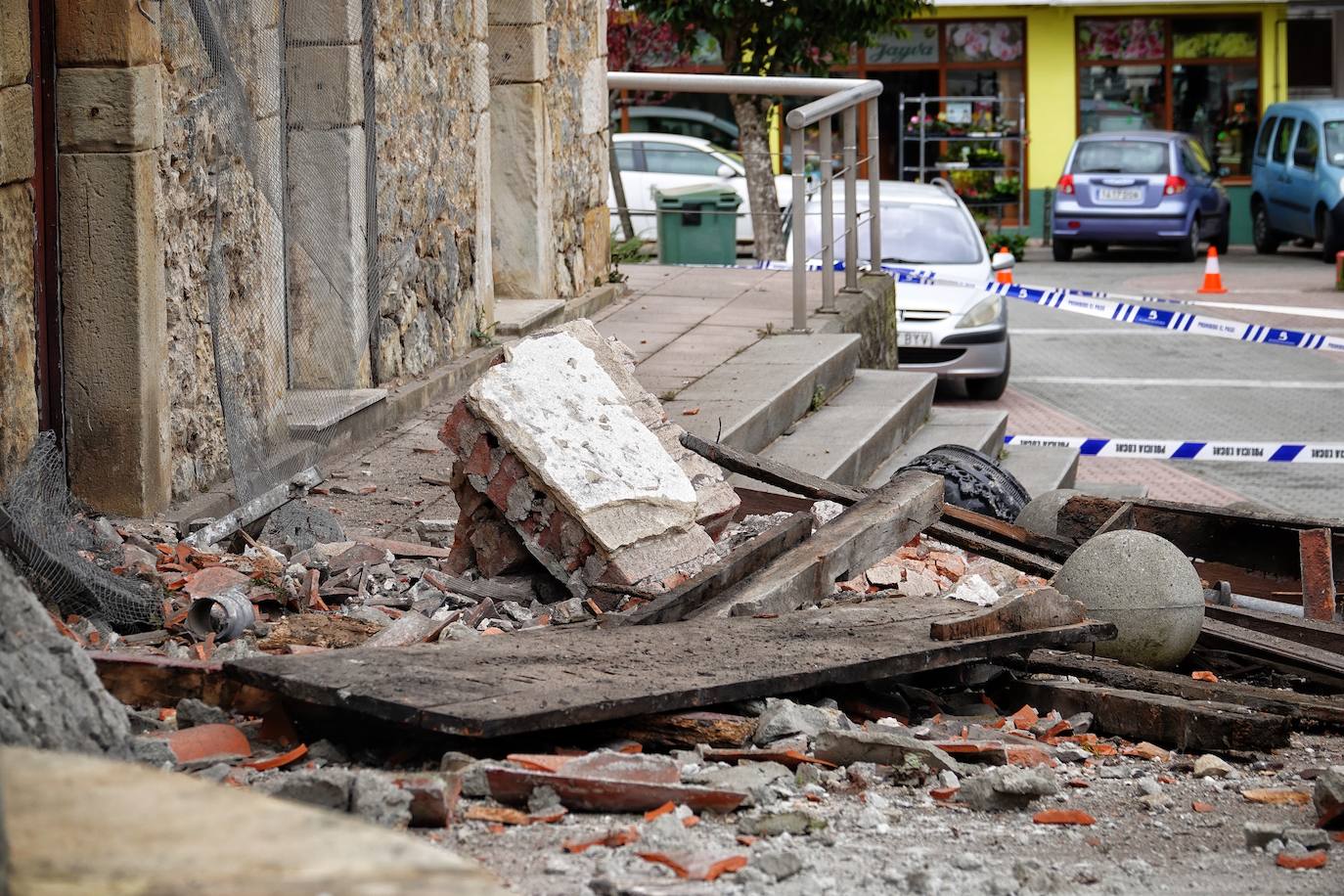 El derrumbe afectó a la cubierta del inmueble situado frente a la plaza de abastos y la calle ha sido acordonada por seguridad.