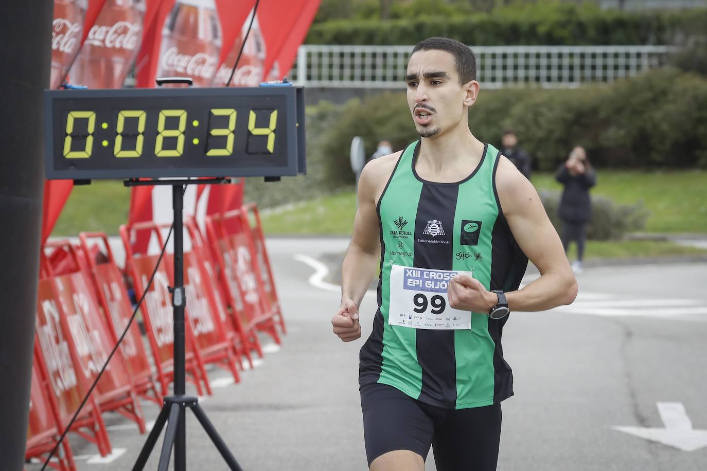 El XIII Cross EPI Gijón se ha celebrado este jueves en el recinto universitario gijonés, con la participación de cerca de 200 corredores.