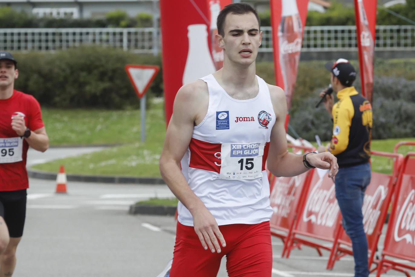 El XIII Cross EPI Gijón se ha celebrado este jueves en el recinto universitario gijonés, con la participación de cerca de 200 corredores.