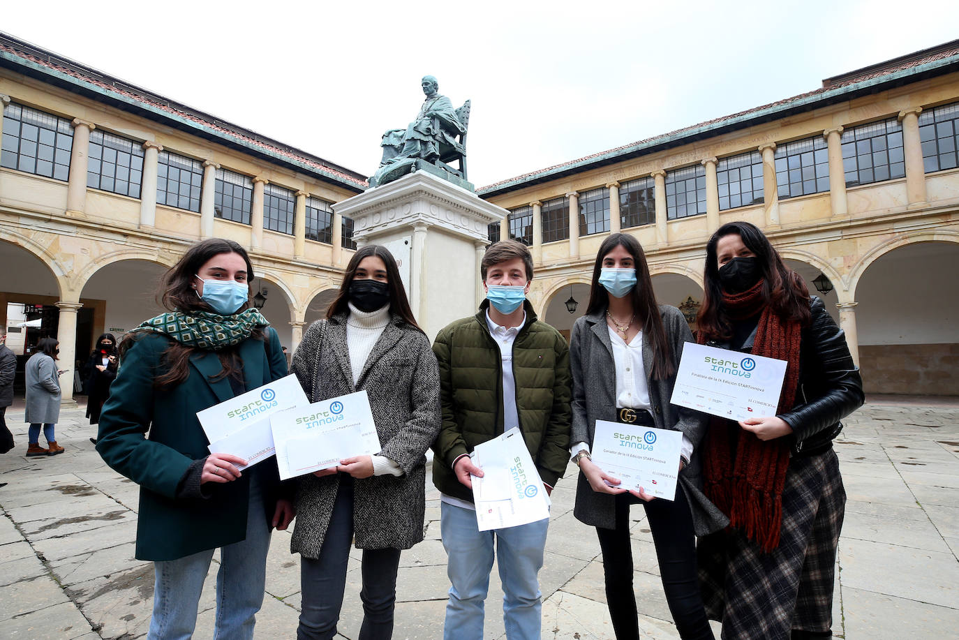 Grupo ganador del Colegio San Ignacio con el proyecto 'Sekin' en la categoría de menores de 18 años.
