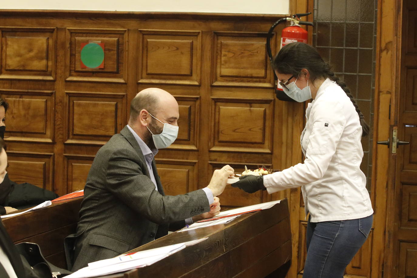 Los ganadores en la categoría de más de 18 años conquistaron al jurado con un proyecto de pastelería personalizada en el momento.