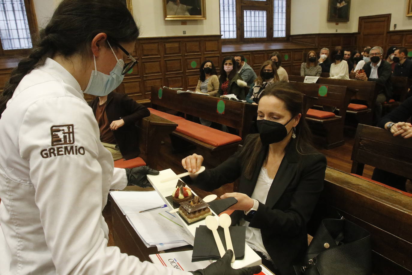 Los ganadores en la categoría de más de 18 años conquistaron al jurado con un proyecto de pastelería personalizada en el momento.