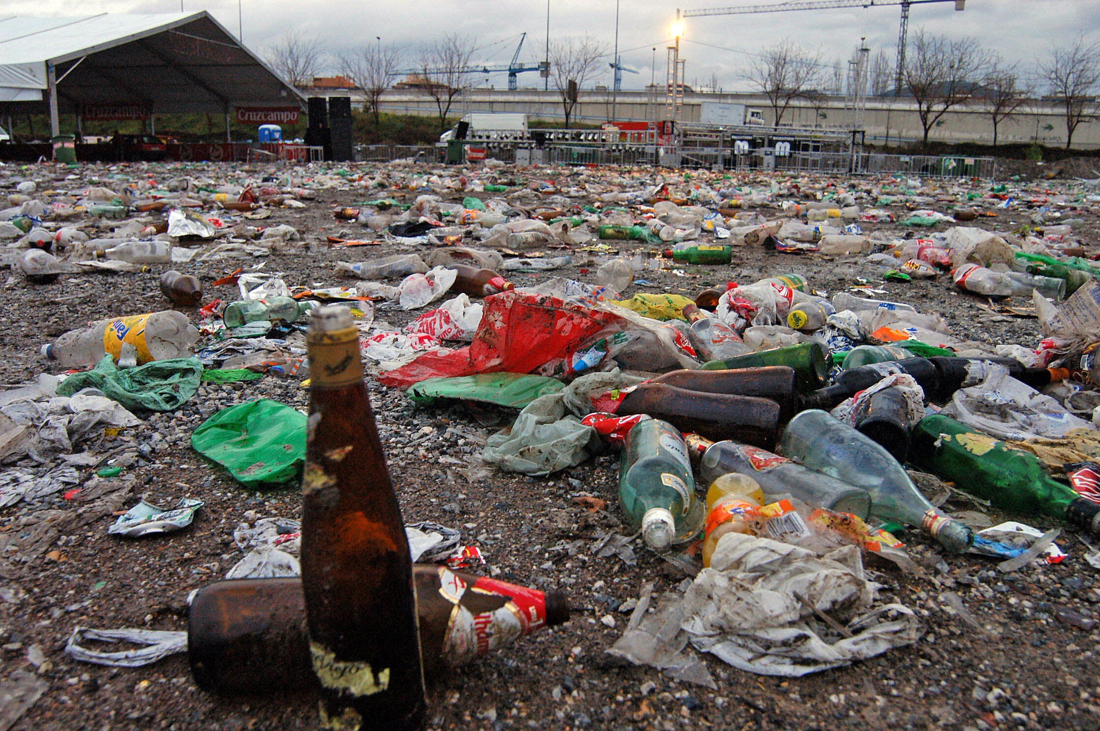 Explanada de la Huerta del Rasillo de Granada, plagado de desperdicios tras un botellón.