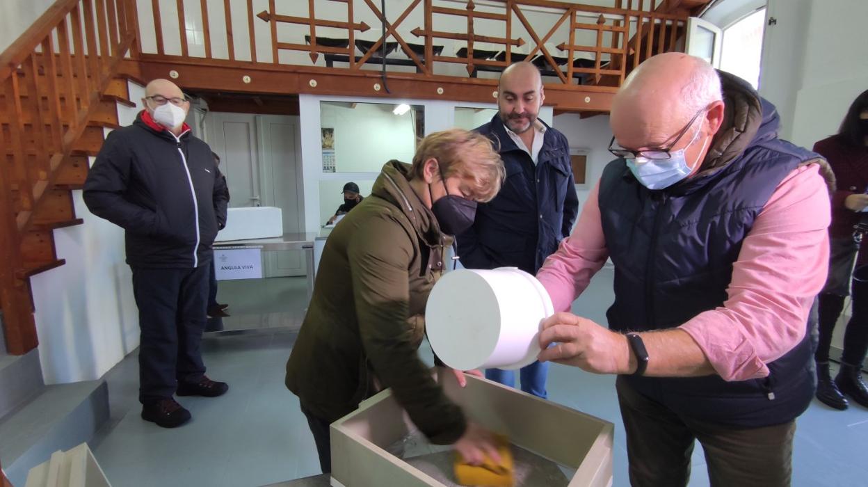 Una subasta de angula esta temporada. 