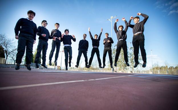 Los alumnos de Los Robles en las pistas deportivas del centro. 