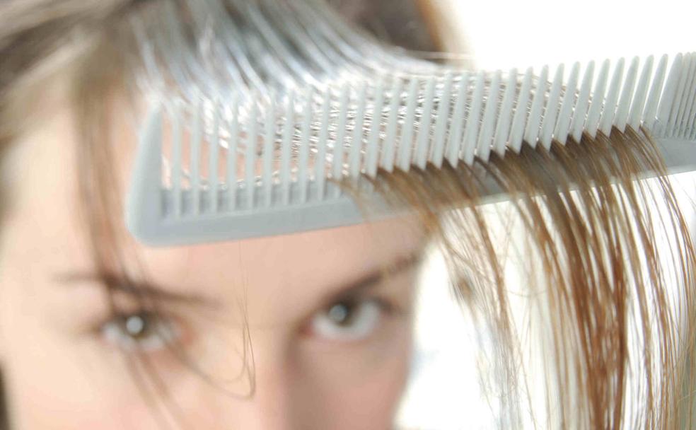 La menopausia puede influir en la caída del pelo