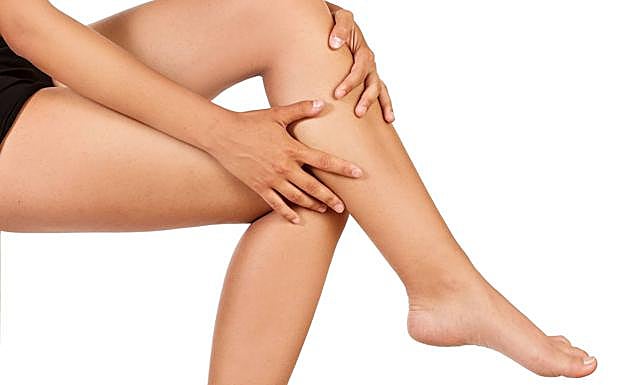 Imagen principal - Cruzar las piernas o pasar muchas horas de pie puede ser perjudicial para las varices