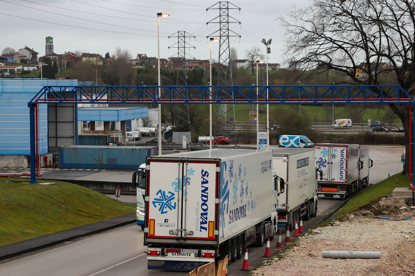 La huelga del transporte por carretera está afectando al tejido empresarial asturiano, especialmente a la industria lactea. Además, la flota pesquera ha renunciado a faenar por las continuas subidas de los precios del gasóil