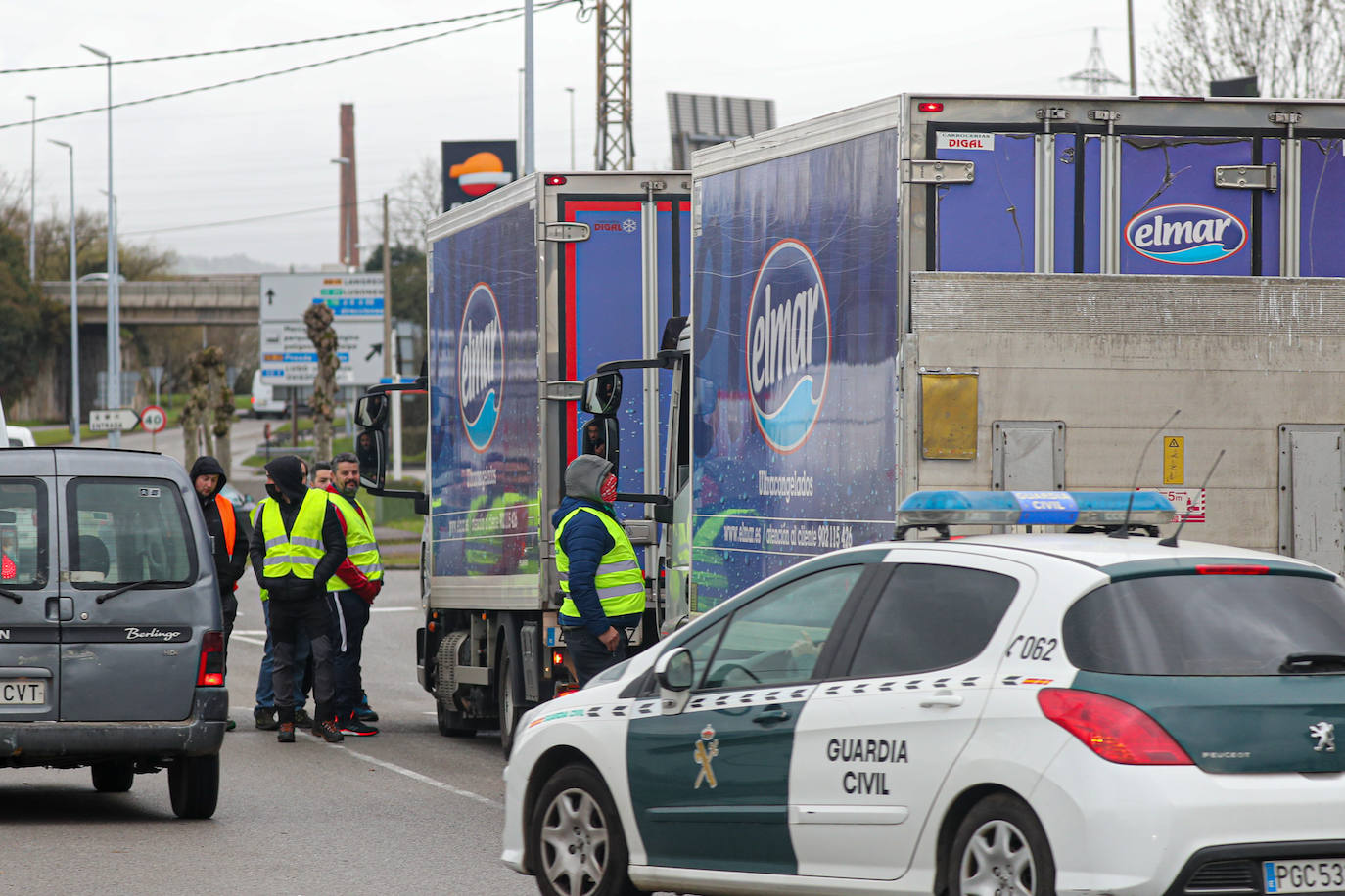 La huelga del transporte por carretera está afectando al tejido empresarial asturiano, especialmente a la industria lactea. Además, la flota pesquera ha renunciado a faenar por las continuas subidas de los precios del gasóil
