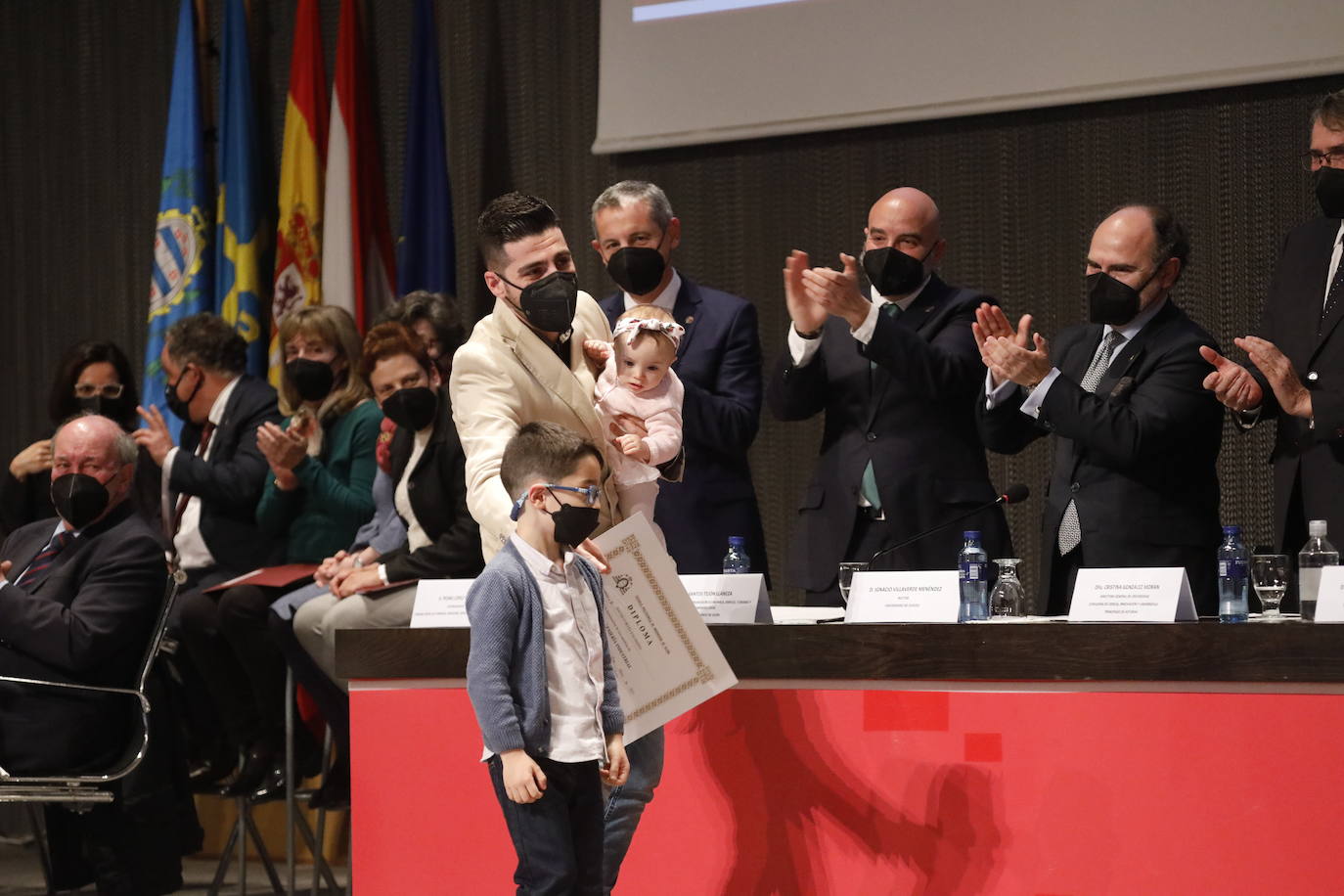 La Escuela Politécnica de Ingeniería (EPI) de Gijón celebró este viernes, a las 18 horas, la ceremonia de entrega de diplomas 2022. Este año fueron 400 los alumnos participantes. Al acto acudieron, entre otros, el rector, Ignacio Villaverde, y el director de la EPI, Juan Carlos Campo. El discurso de graduación, por su parte, corrió a cargo de Jaime Argüelles Álvarez, consejero delegado de DF-Duro Felguera, antiguo alumno de la Escuela de Ingeniería Industrial.