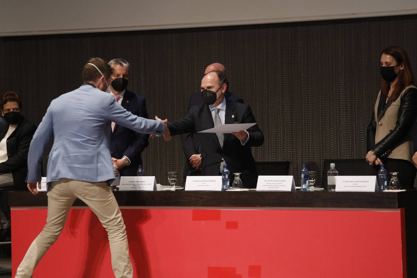 La Escuela Politécnica de Ingeniería (EPI) de Gijón celebró este viernes, a las 18 horas, la ceremonia de entrega de diplomas 2022. Este año fueron 400 los alumnos participantes. Al acto acudieron, entre otros, el rector, Ignacio Villaverde, y el director de la EPI, Juan Carlos Campo. El discurso de graduación, por su parte, corrió a cargo de Jaime Argüelles Álvarez, consejero delegado de DF-Duro Felguera, antiguo alumno de la Escuela de Ingeniería Industrial.