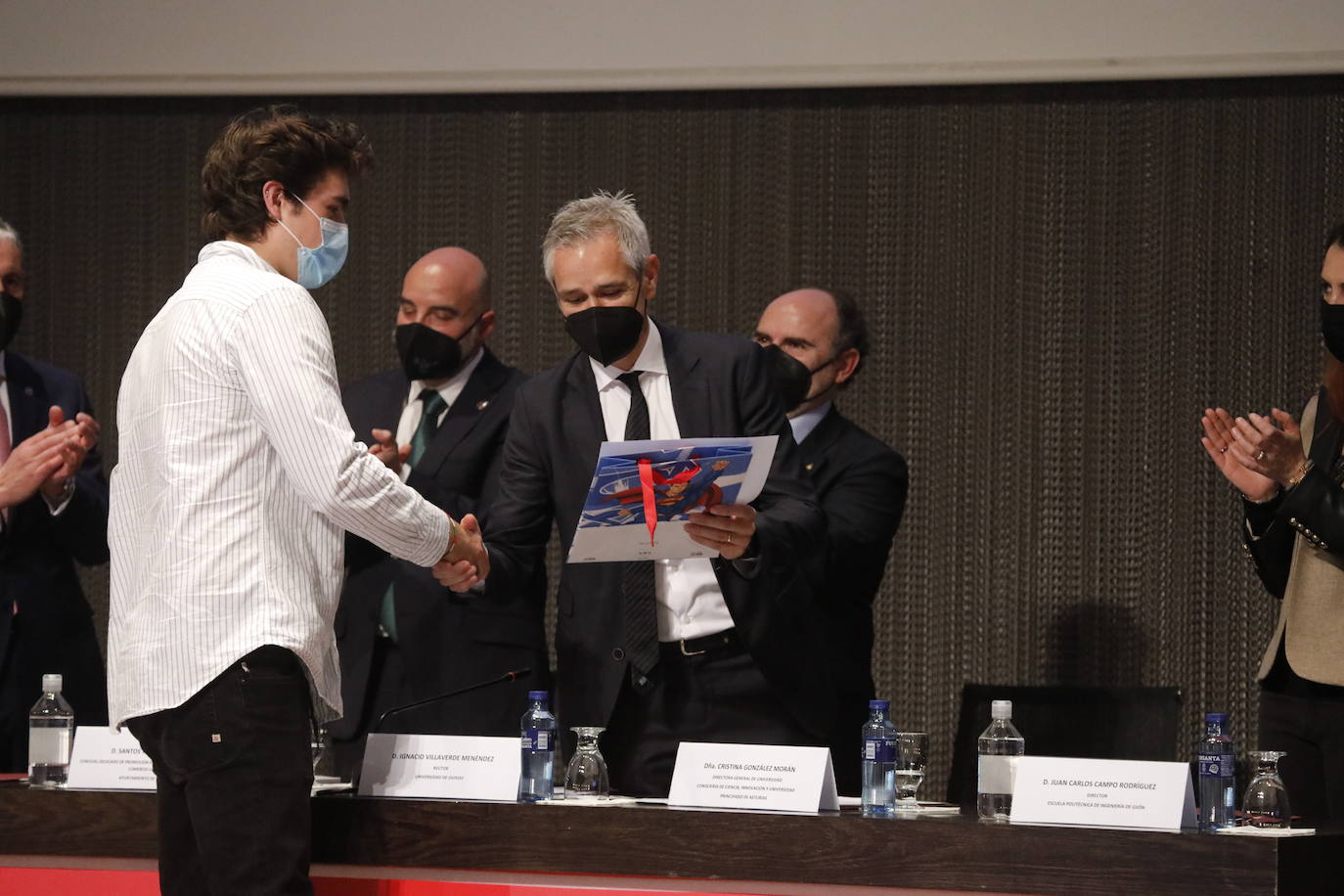 La Escuela Politécnica de Ingeniería (EPI) de Gijón celebró este viernes, a las 18 horas, la ceremonia de entrega de diplomas 2022. Este año fueron 400 los alumnos participantes. Al acto acudieron, entre otros, el rector, Ignacio Villaverde, y el director de la EPI, Juan Carlos Campo. El discurso de graduación, por su parte, corrió a cargo de Jaime Argüelles Álvarez, consejero delegado de DF-Duro Felguera, antiguo alumno de la Escuela de Ingeniería Industrial.