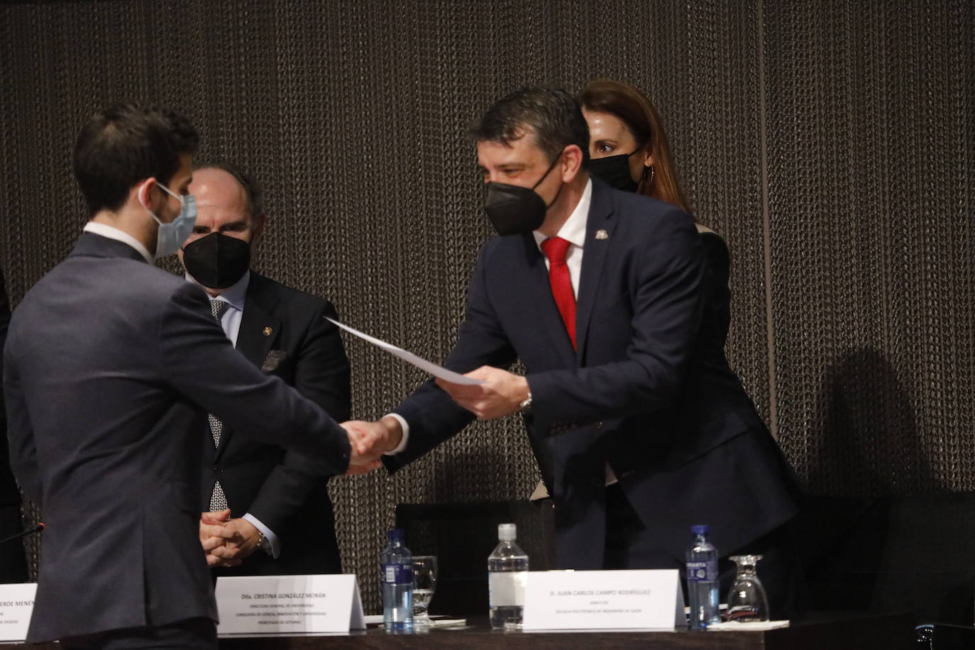 La Escuela Politécnica de Ingeniería (EPI) de Gijón celebró este viernes, a las 18 horas, la ceremonia de entrega de diplomas 2022. Este año fueron 400 los alumnos participantes. Al acto acudieron, entre otros, el rector, Ignacio Villaverde, y el director de la EPI, Juan Carlos Campo. El discurso de graduación, por su parte, corrió a cargo de Jaime Argüelles Álvarez, consejero delegado de DF-Duro Felguera, antiguo alumno de la Escuela de Ingeniería Industrial.