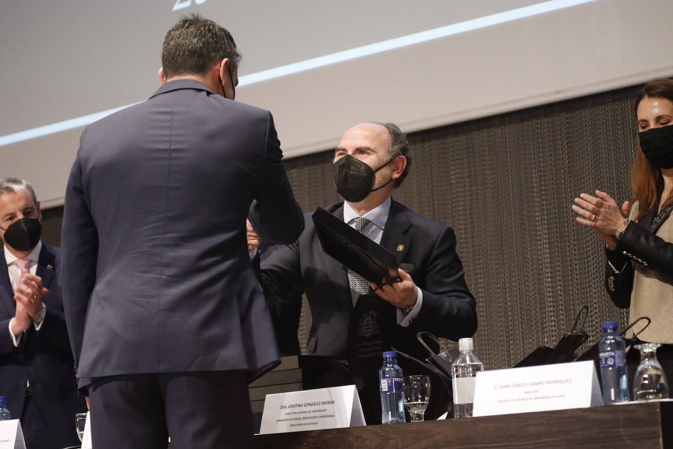 La Escuela Politécnica de Ingeniería (EPI) de Gijón celebró este viernes, a las 18 horas, la ceremonia de entrega de diplomas 2022. Este año fueron 400 los alumnos participantes. Al acto acudieron, entre otros, el rector, Ignacio Villaverde, y el director de la EPI, Juan Carlos Campo. El discurso de graduación, por su parte, corrió a cargo de Jaime Argüelles Álvarez, consejero delegado de DF-Duro Felguera, antiguo alumno de la Escuela de Ingeniería Industrial.