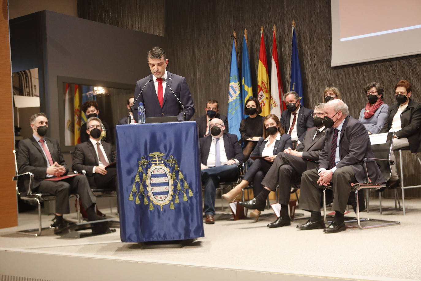 La Escuela Politécnica de Ingeniería (EPI) de Gijón celebró este viernes, a las 18 horas, la ceremonia de entrega de diplomas 2022. Este año fueron 400 los alumnos participantes. Al acto acudieron, entre otros, el rector, Ignacio Villaverde, y el director de la EPI, Juan Carlos Campo. El discurso de graduación, por su parte, corrió a cargo de Jaime Argüelles Álvarez, consejero delegado de DF-Duro Felguera, antiguo alumno de la Escuela de Ingeniería Industrial.