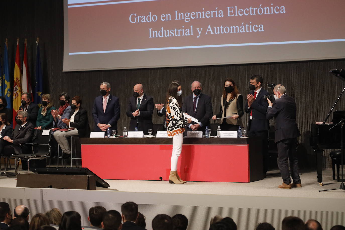 La Escuela Politécnica de Ingeniería (EPI) de Gijón celebró este viernes, a las 18 horas, la ceremonia de entrega de diplomas 2022. Este año fueron 400 los alumnos participantes. Al acto acudieron, entre otros, el rector, Ignacio Villaverde, y el director de la EPI, Juan Carlos Campo. El discurso de graduación, por su parte, corrió a cargo de Jaime Argüelles Álvarez, consejero delegado de DF-Duro Felguera, antiguo alumno de la Escuela de Ingeniería Industrial.