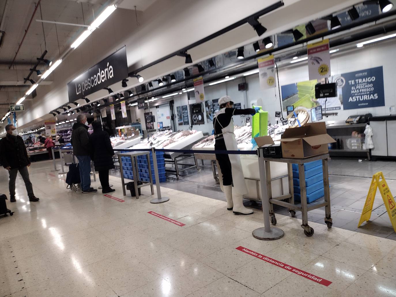 La huelga de transporte está afectando de manera desigual a los supermercados de la región. Mientras algunos presentan pasillos con estanterías totalmente sin mercancías, en otros tan solo afecta a productos como los lineales de leche. 