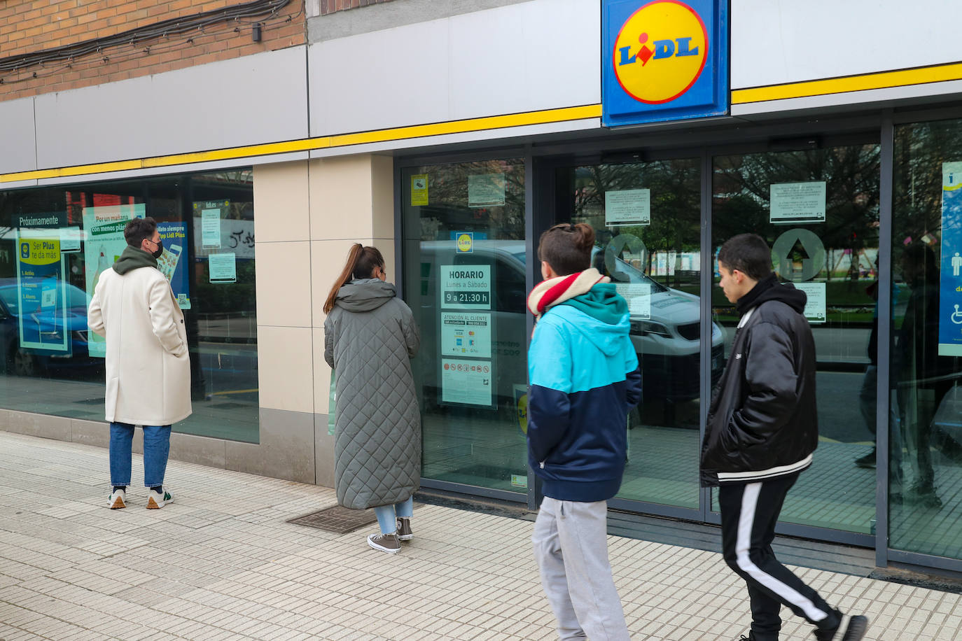 La huelga de transporte está afectando de manera desigual a los supermercados de la región. Mientras algunos presentan pasillos con estanterías totalmente sin mercancías, en otros tan solo afecta a productos como los lineales de leche. 