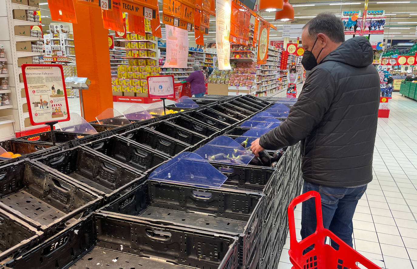 La huelga de transporte está afectando de manera desigual a los supermercados de la región. Mientras algunos presentan pasillos con estanterías totalmente sin mercancías, en otros tan solo afecta a productos como los lineales de leche. 