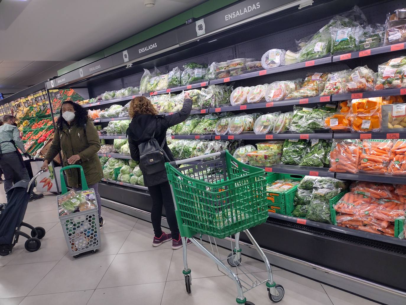 La huelga de transporte está afectando de manera desigual a los supermercados de la región. Mientras algunos presentan pasillos con estanterías totalmente sin mercancías, en otros tan solo afecta a productos como los lineales de leche. 