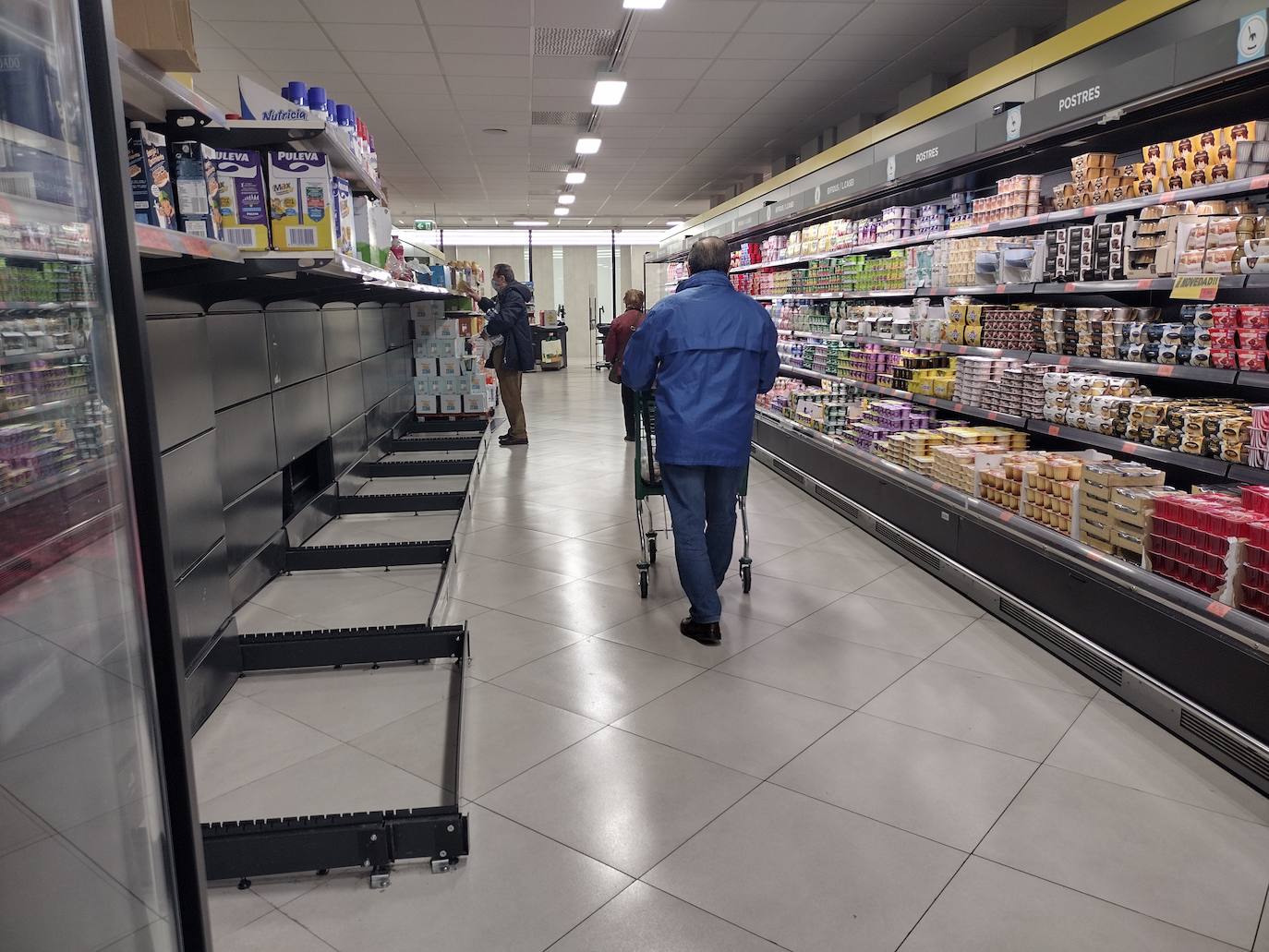 La huelga de transporte está afectando de manera desigual a los supermercados de la región. Mientras algunos presentan pasillos con estanterías totalmente sin mercancías, en otros tan solo afecta a productos como los lineales de leche. 