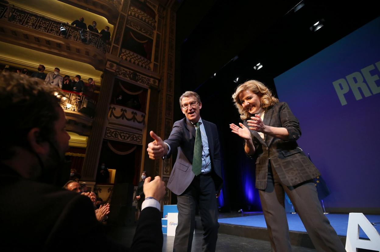 Alberto Núñez Feijóo y Teresa Mallada, desde el escenario del Teatro Campoamor, al inicio del acto.