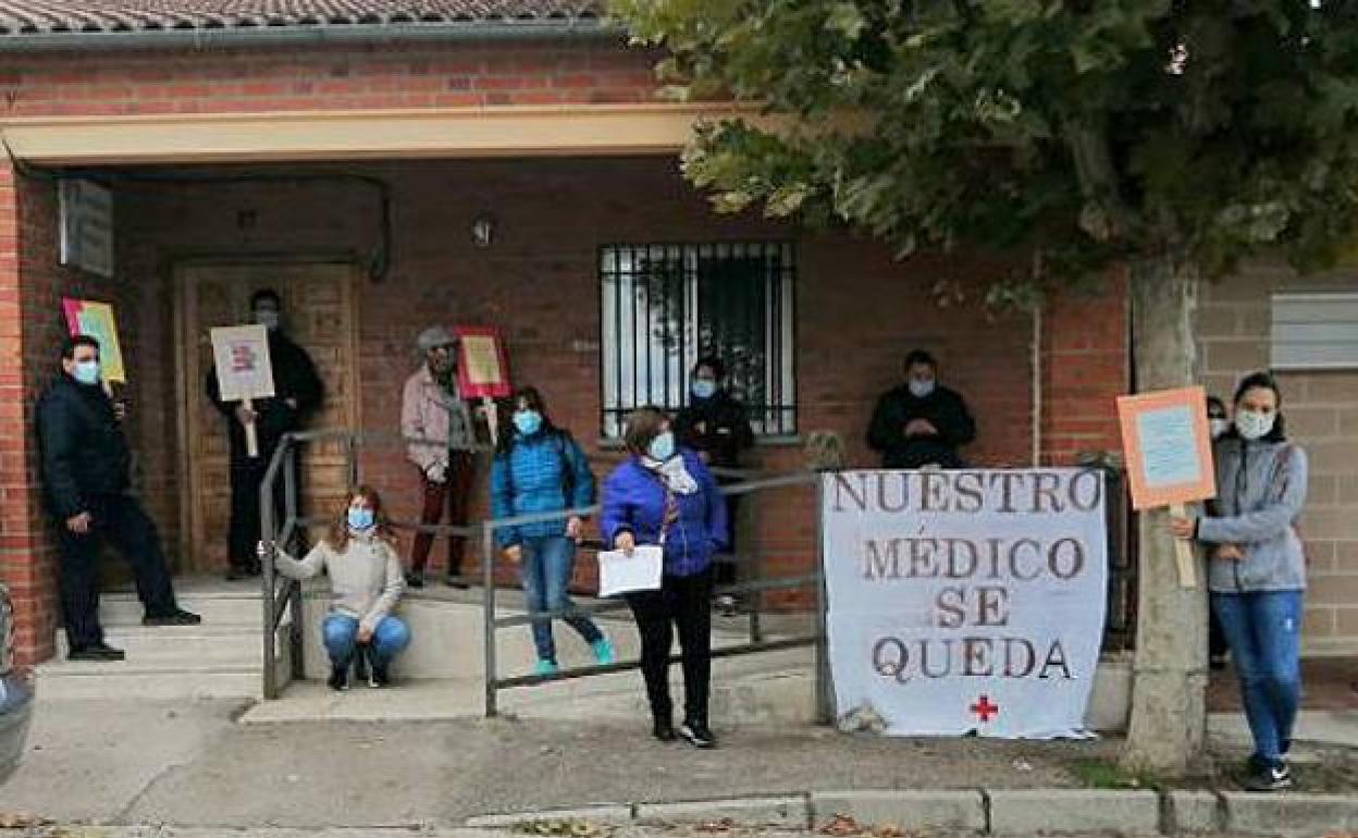 Protesta en un consultorio de salud de un pueblo de Ávila para no perder a su médico. 