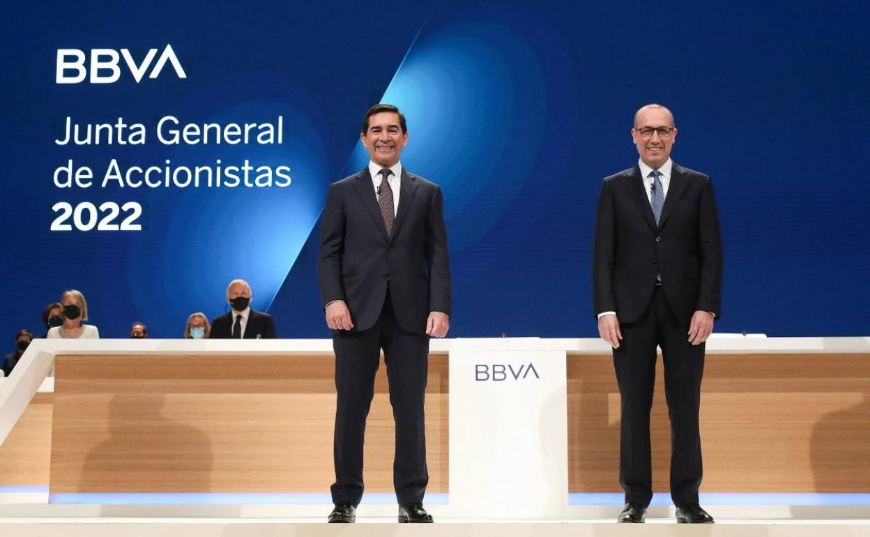 El presidente de BBVA, Carlos Torres, junto al CEO Onur Genç. 