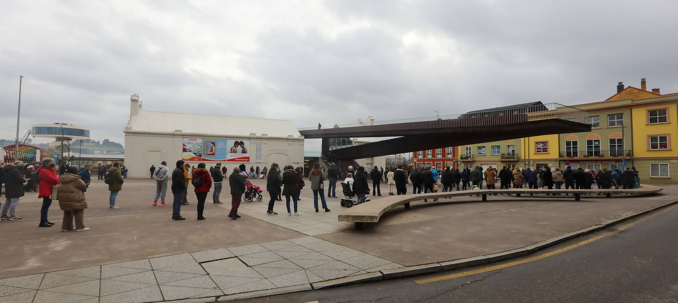 Más de un centenar de avilesinos hicieron cola en la plaza de Santiago López para garantizarse un sitio en la Comida en la Calle del próximo 18 de abril.