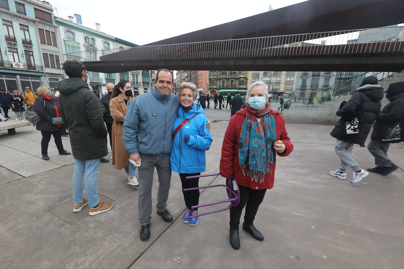 Más de un centenar de avilesinos hicieron cola en la plaza de Santiago López para garantizarse un sitio en la Comida en la Calle del próximo 18 de abril.