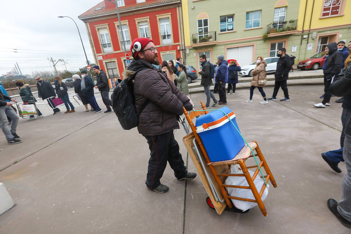 Más de un centenar de avilesinos hicieron cola en la plaza de Santiago López para garantizarse un sitio en la Comida en la Calle del próximo 18 de abril.