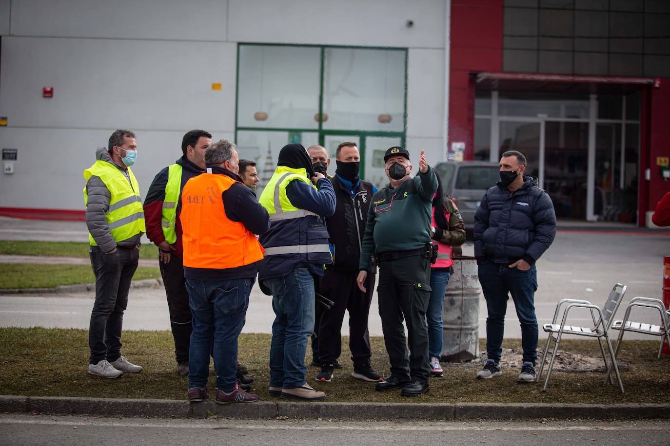 Los puertos de la región siguen en una situación complicada, sin tráfico de camiones que puedan mover las mercancías, más allá de los que trabajan con escolta, mientras las posturas de las entidades que apoyan los paros en la región se mantienen firmes.