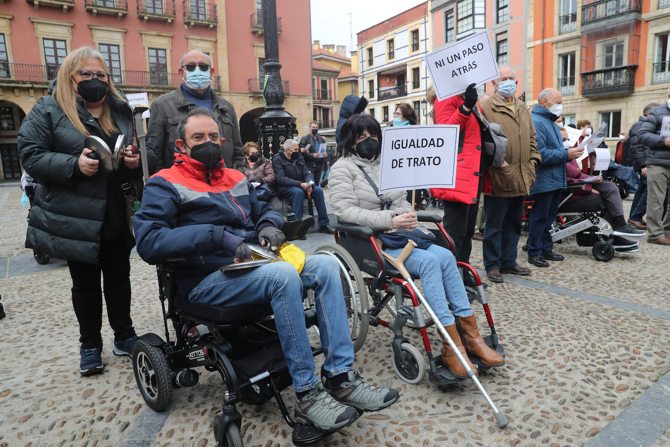 Personas con discapacidad y movilidad reducida se concentraron este mediodía en la plaza Mayor, para mostrar su oposición a la nueva ordenanza de movilidad que les retira la exención del pago por aparcar en la zona ORA