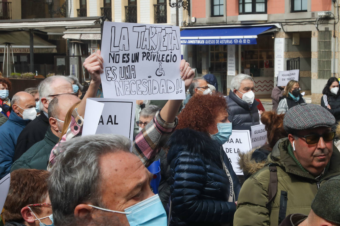 Personas con discapacidad y movilidad reducida se concentraron este mediodía en la plaza Mayor, para mostrar su oposición a la nueva ordenanza de movilidad que les retira la exención del pago por aparcar en la zona ORA