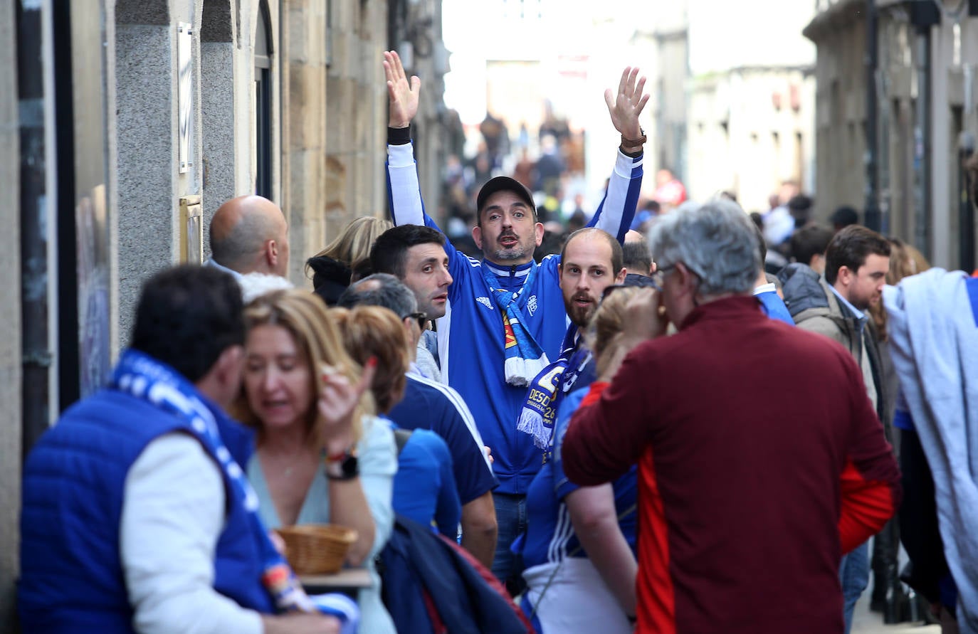 La afición del Real Oviedo ha llenado las calles de Lugo, donde el club azul se disputa este sábado los tres puntos 