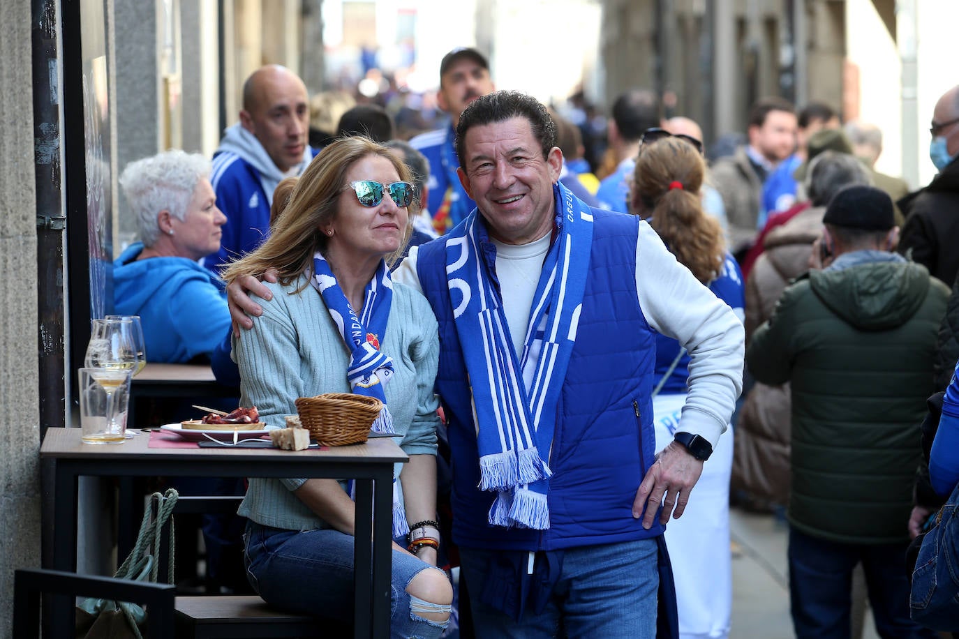 La afición del Real Oviedo ha llenado las calles de Lugo, donde el club azul se disputa este sábado los tres puntos 