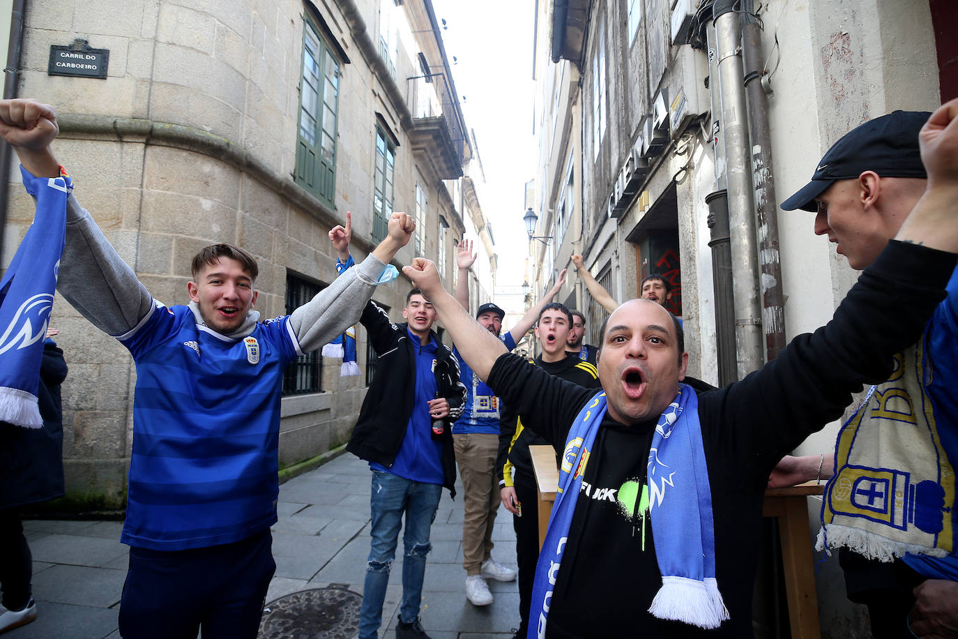 La afición del Real Oviedo ha llenado las calles de Lugo, donde el club azul se disputa este sábado los tres puntos 