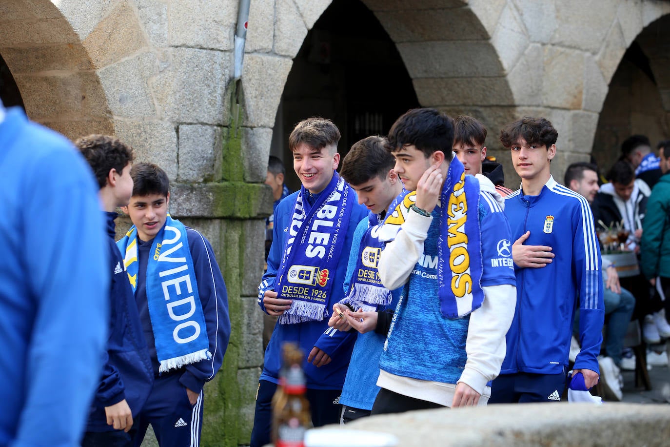 La afición del Real Oviedo ha llenado las calles de Lugo, donde el club azul se disputa este sábado los tres puntos 