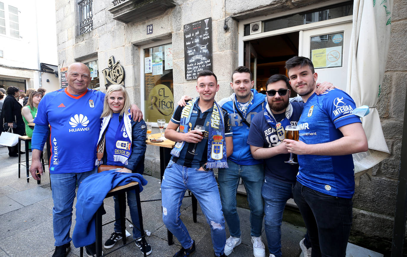 La afición del Real Oviedo ha llenado las calles de Lugo, donde el club azul se disputa este sábado los tres puntos 