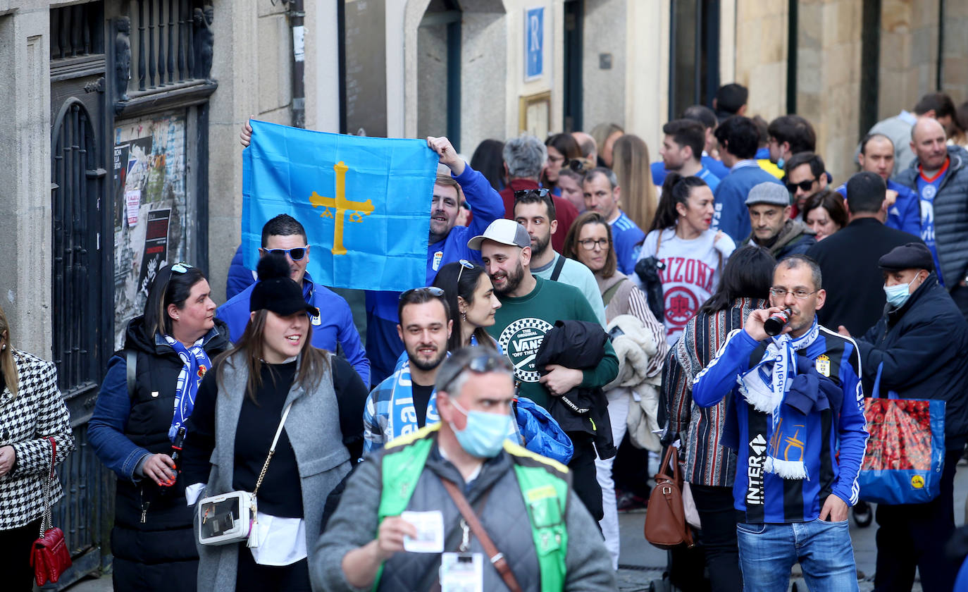 La afición del Real Oviedo ha llenado las calles de Lugo, donde el club azul se disputa este sábado los tres puntos 