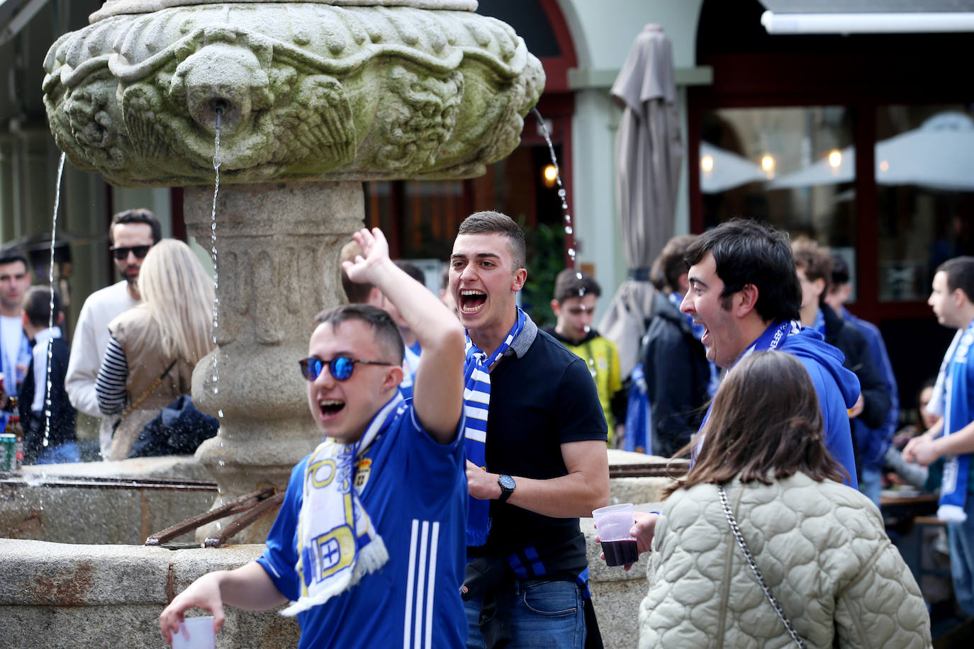 La afición del Real Oviedo ha llenado las calles de Lugo, donde el club azul se disputa este sábado los tres puntos 