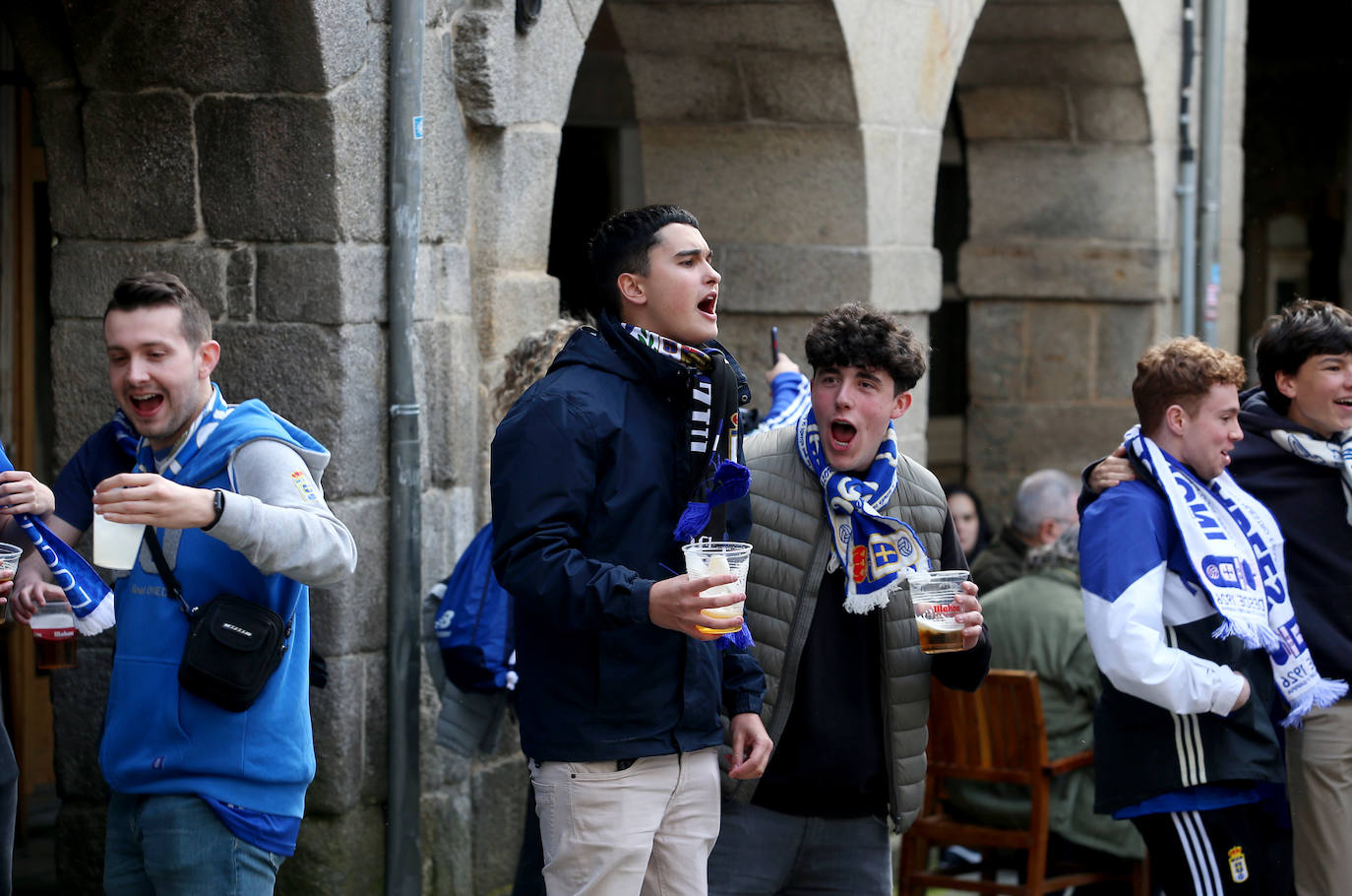 La afición del Real Oviedo ha llenado las calles de Lugo, donde el club azul se disputa este sábado los tres puntos 