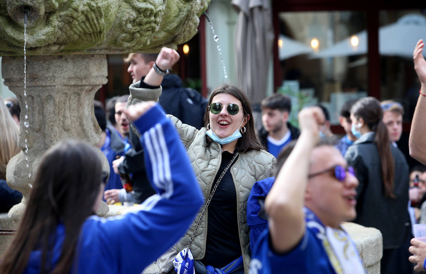 La afición del Real Oviedo ha llenado las calles de Lugo, donde el club azul se disputa este sábado los tres puntos 