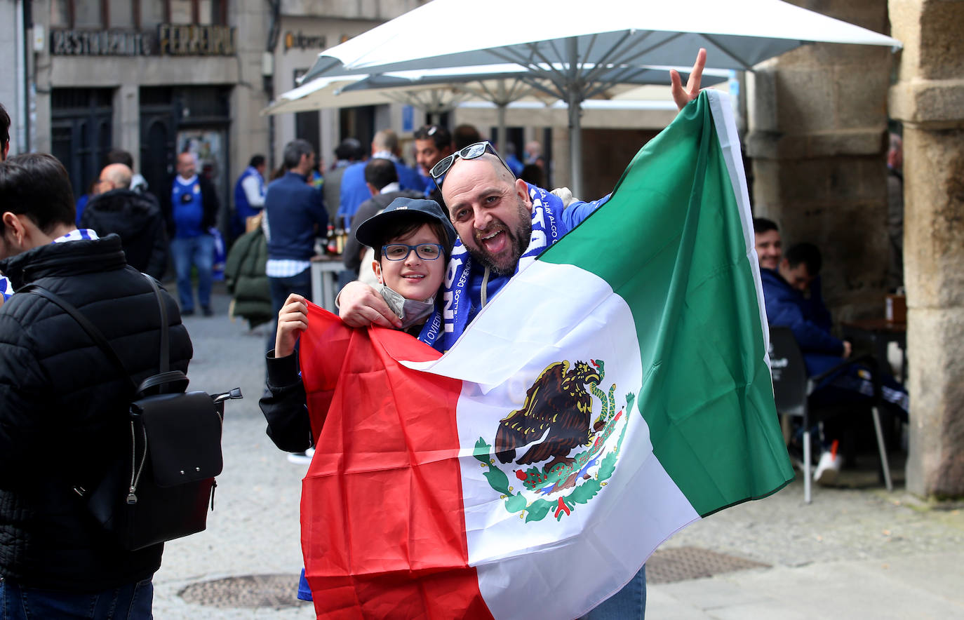 La afición del Real Oviedo ha llenado las calles de Lugo, donde el club azul se disputa este sábado los tres puntos 